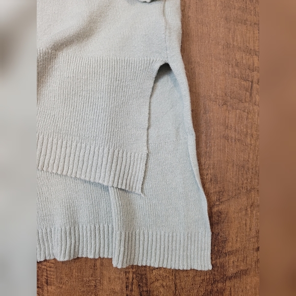 FREE W BUNDLE Cupio high low sweater - Picture 2 of 8